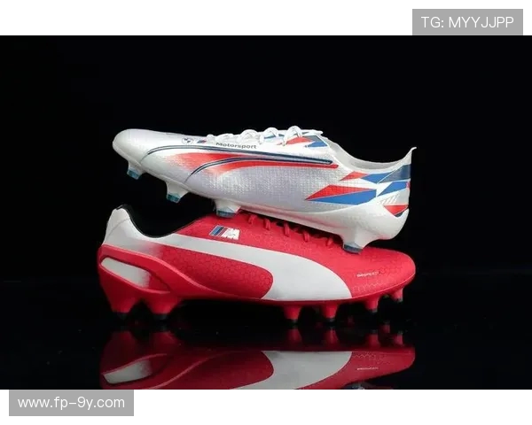 专为快速突破设计的足球鞋助力快攻进攻提升速度与灵活性