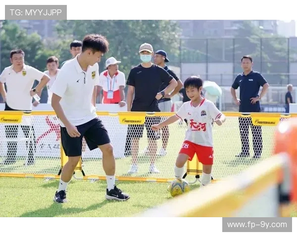 灯塔足球馆打造全民运动新地标引领城市体育休闲新风尚