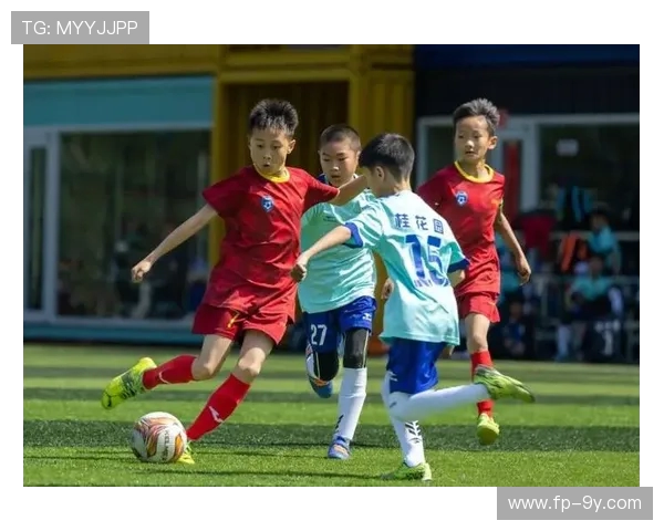 东莞放松足球开学季点燃校园热情 学生们在绿茵场上尽情挥洒活力