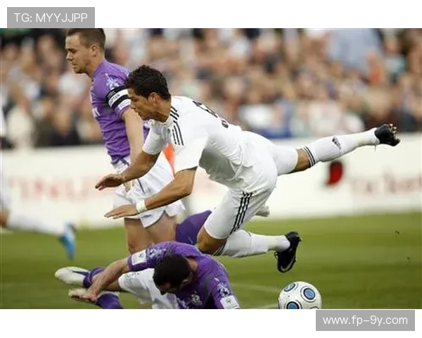 皇马球员精彩铲球瞬间解析 展现足球场上的决胜技艺